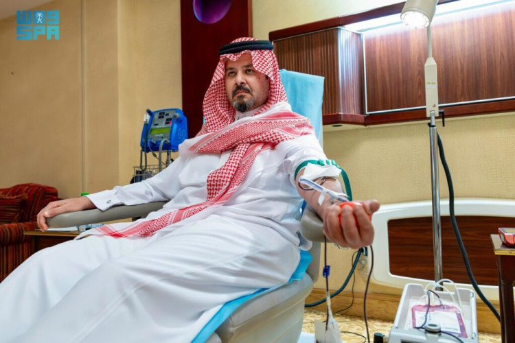 أمير منطقة المدينة المنورة يتبرع بالدم تفاعلًا مع الحملة الوطنية السنوية للتبرع بالدم التي أطلقها سمو ولي العهد