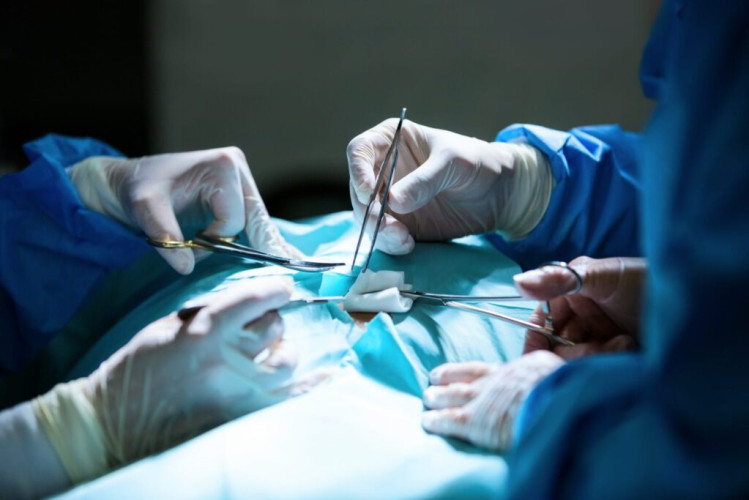 حائل تسجل نجاح أول عملية دقيقة لإزالة ورم معقد في قاع الجمجمة