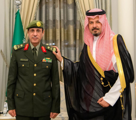 أمير ⁧‫المدينة المنورة‬⁩ يقلد مدير جوازات المنطقة رتبته الجديدة “لواء”