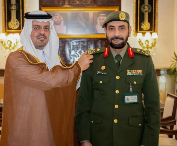 نائب أمير منطقة مكة المكرمة يقلّد مدير الإدارة العامة للحج والعمرة بالجوازات رتبة لواء