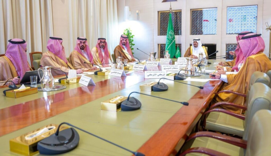 نائب أمير منطقة الرياض يرأس اجتماعًا مع وفد من شركة تطوير مطار الملك سلمان الدولي