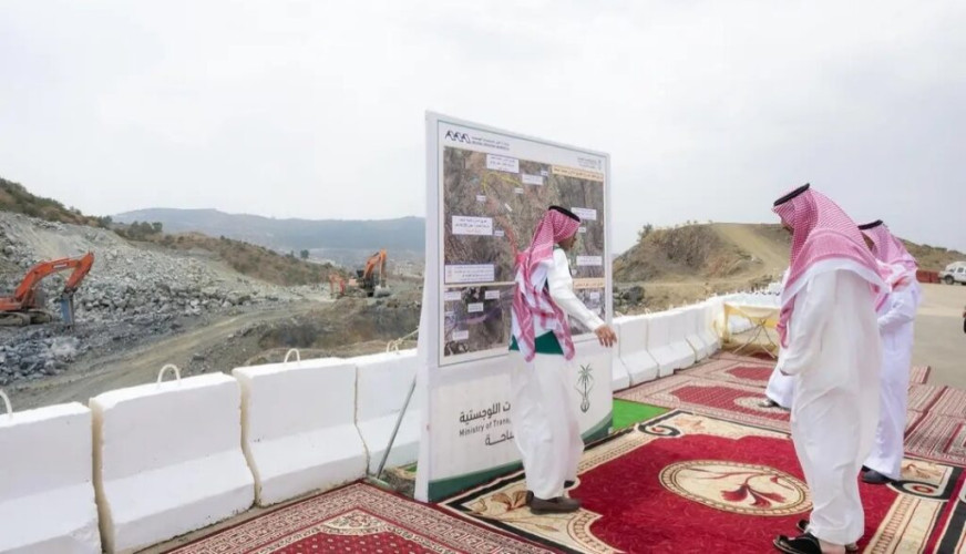 أمير منطقة الباحة يتفقد مشروع الطريق الدائري السادس الذي تتجاوز تكلفته 134 مليون ريال