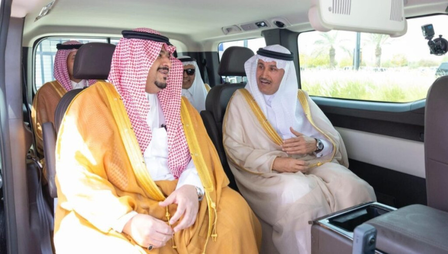 نائب أمير منطقة الرياض يستقل مركبة ذاتية القيادة في طريقه لزيارة مطار الملك خالد الدولي ويطلع على أحدث المشاريع التطويرية