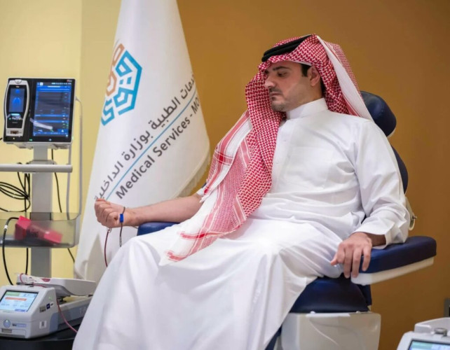 الأمير عبدالعزيز بن سعود يرفع الشكر للقيادة بمناسبة إطلاق الحملة السنوية للتبرع بالدم ويبادر بالتبرع