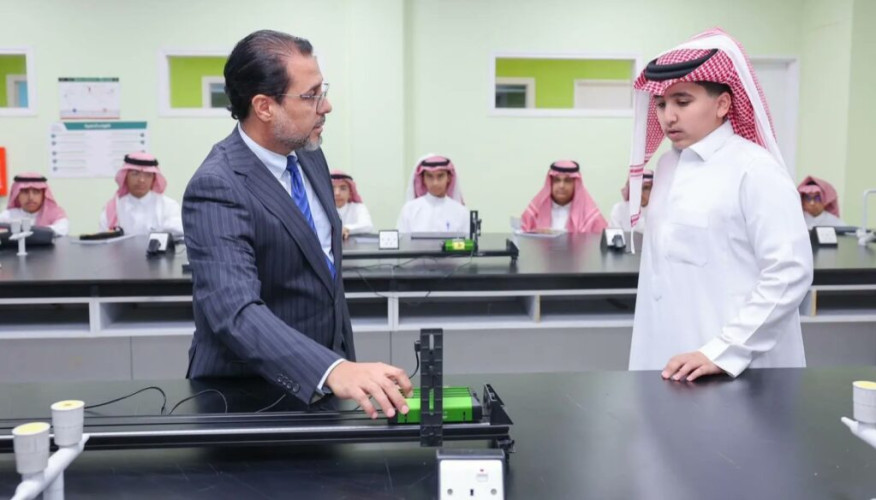 9900 طالب وطالبة ينتظمون في فصول موهبة بالمدارس المتميزة