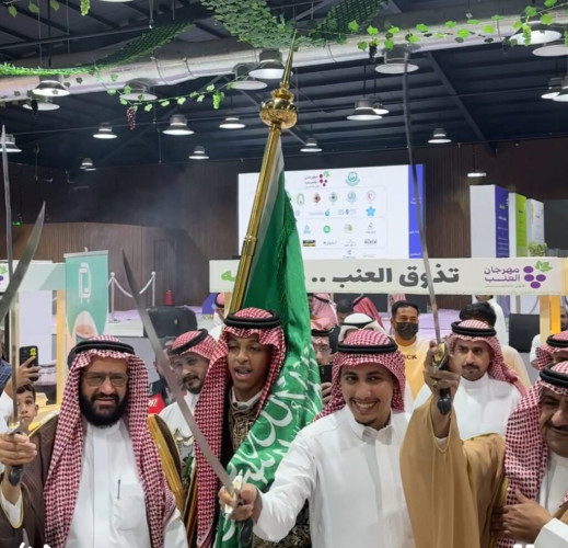 تدشين مهرجان العنب الاول 2025 في مركز النخيل بمحافظة الحناكية