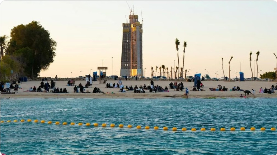 شاطئ المستقبل بجدة.. رمال بيضاء ومياه فيروزية وأنشطة ترفيهية تجذب العائلات والمصطافين