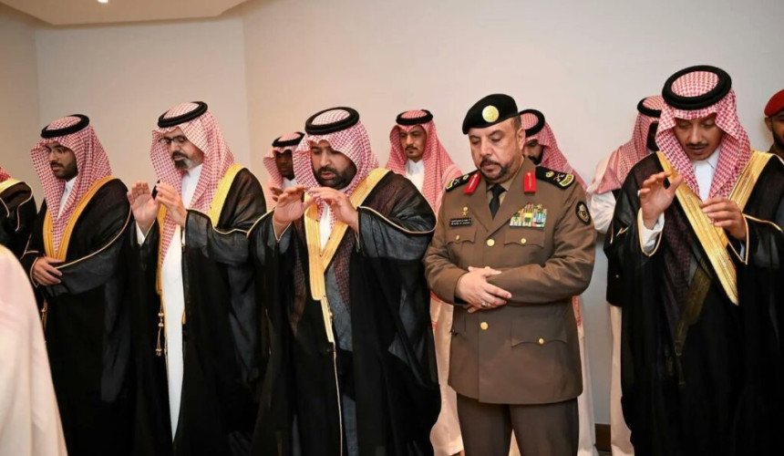 أمير منطقة جازان ونائبه يؤديان صلاة الغائب على سماحة المفتي العام للمملكة