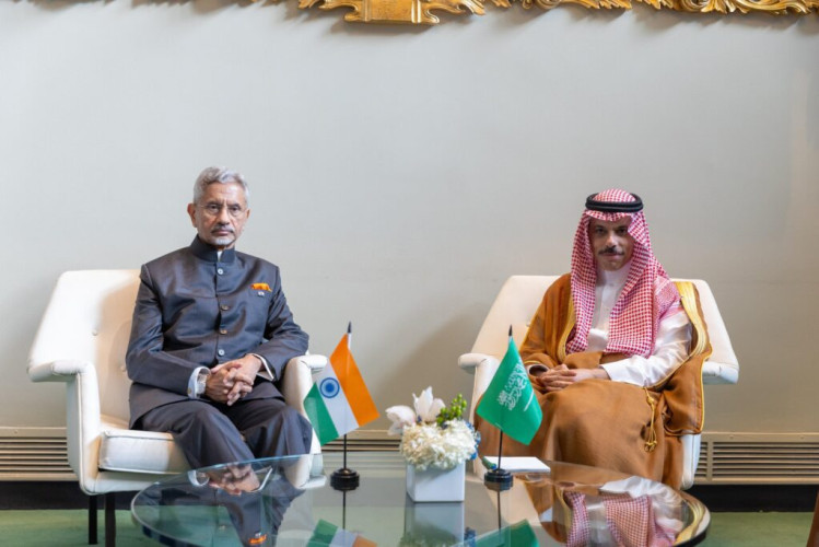 سمو وزير الخارجية يلتقي وزير خارجية الهند