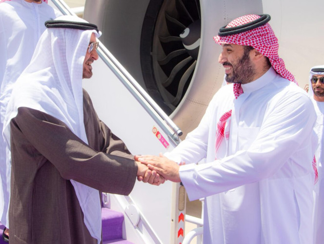 سمو رئيس دولة الإمارات العربية المتحدة يصل إلى الرياض وسمو ولي العهد في مقدمة مستقبليه