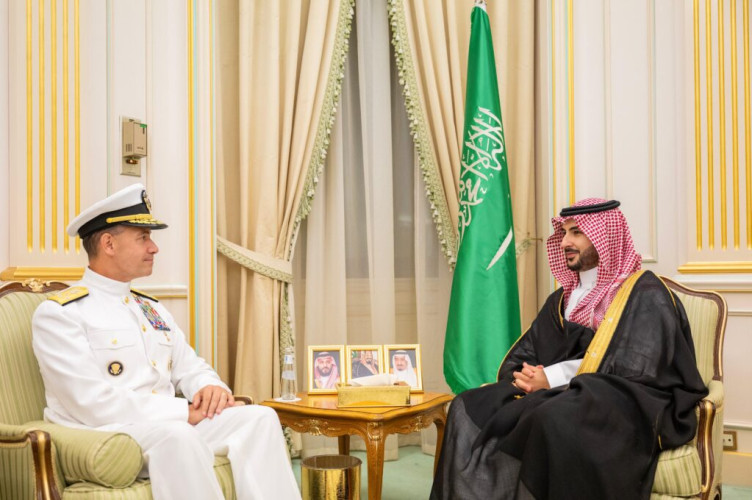 وزير الدفاع يلتقي قائد القيادة المركزية الأمريكية