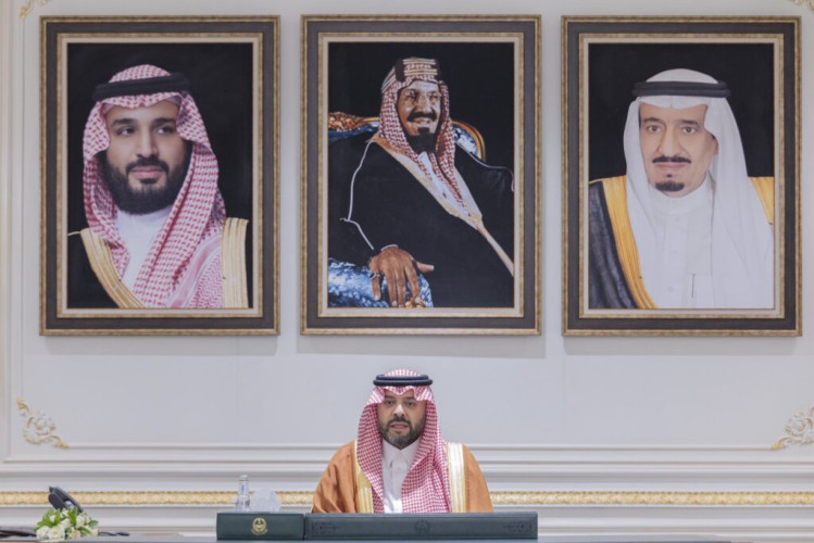 أمير الحدود الشمالية يلتقي منسوبي الإمارة بمناسبة اليوم الوطني