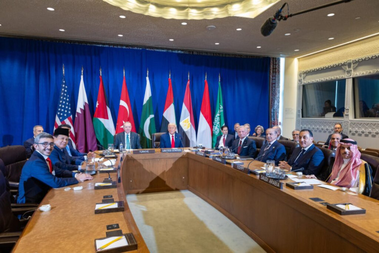 بيان مشترك صادر عن الدول الأعضاء بالجامعة العربية ومنظمة التعاون الإسلامي المشاركة في القمة متعددة الأطراف مع رئيس الولايات المتحدة الأمريكية