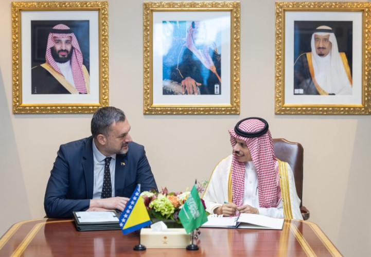 وزير الخارجية يلتقي وزير خارجية البوسنة والهرسك ويوقعان اتفاقية إعفاء متبادلة للجوازات الدبلوماسية والخاصة