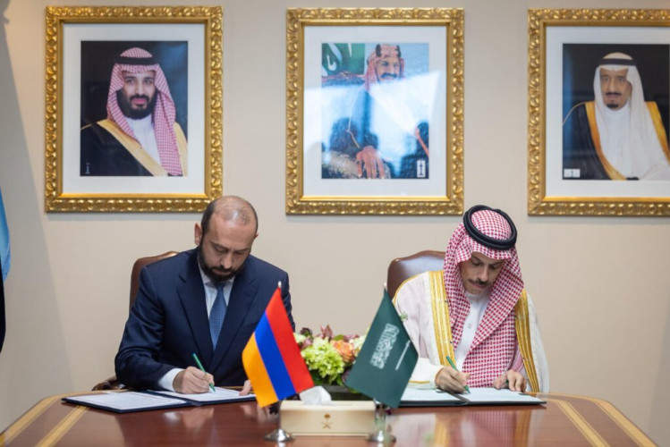 وزير الخارجية يلتقي وزير خارجية أرمينيا ويوقعان مذكرة تفاهم بشأن المشاورات السياسية