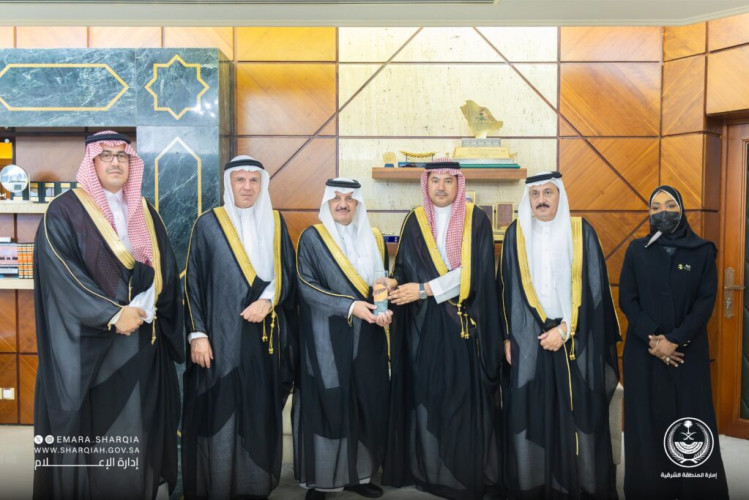 أمير المنطقة الشرقية يستقبل المشرف على مستشفى قوى الأمن بالدمام