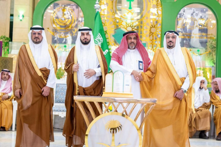 أمير القصيم يكرم مدير شركة المياه الوطنية بالرس ضمن حفل “مبدعون”