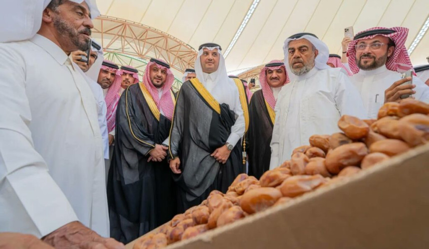 مُحافظ الأحساء يزور مزاد موسم صرام التمور 2025 ويشيد بالجهود المبذولة