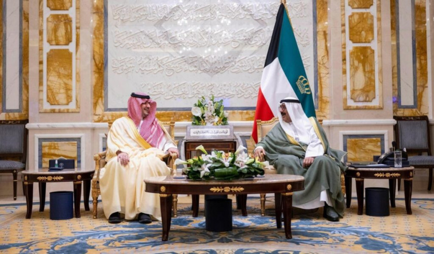 أمير دولة الكويت يستقبل الأمير عبدالعزيز بن سعود