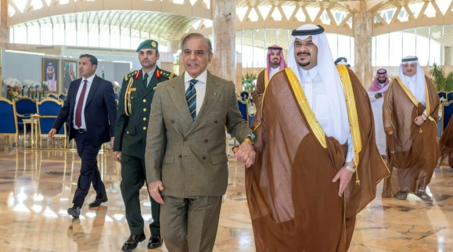 رئيس الوزراء في جمهورية باكستان الإسلامية يصل إلى الرياض وفي مقدمة مستقبليه نائب أمير المنطقة