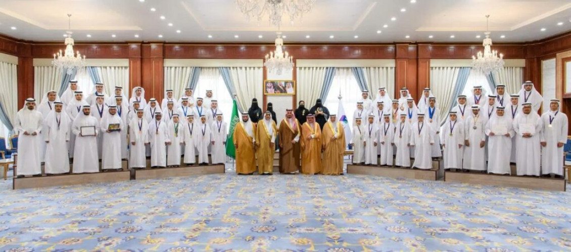 أمير منطقة المدينة المنورة يُكرّم الطلاب والطالبات المُتميزين في تعليم الهيئة الملكية بينبع