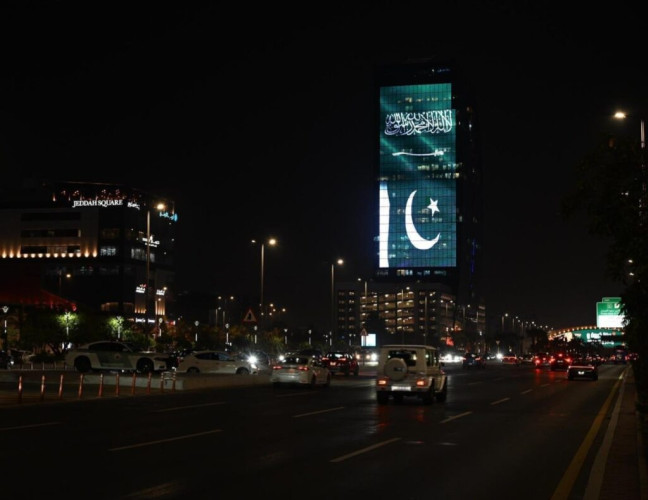 أبراج مدن المملكة تتوشح بعلمي المملكة وباكستان احتفاءً بتوقيع البلدين “اتفاقية الدفاع الإستراتيجي المشترك”