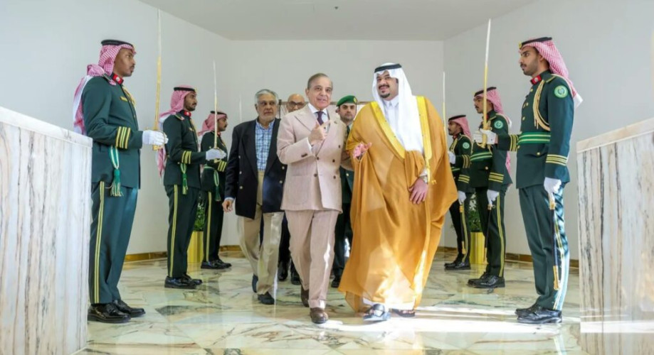 رئيس وزراء جمهورية باكستان يغادر الرياض وفي مقدمة مودعيه نائب أمير المنطقة