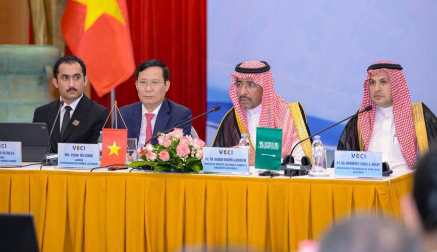 وزير الصناعة والثروة المعدنية يشهد توقيع 5 اتفاقيات استثمارية خلال مشاركته في ملتقى الأعمال السعودي الفيتنامي