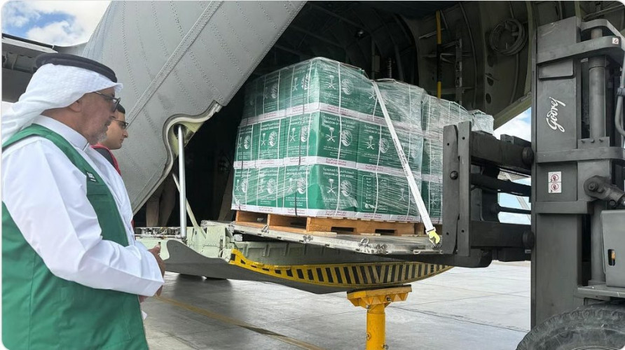 الطائرة الإغاثية السعودية الـ64 لإغاثة الشعب الفلسطيني في غزة تصل العريش