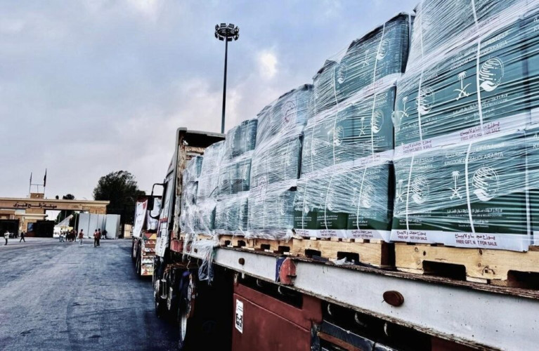 مساعدات إغاثية سعودية جديدة تعبر منفذ رفح متجهة إلى قطاع غزة مقدمة من مركز الملك سلمان للإغاثة