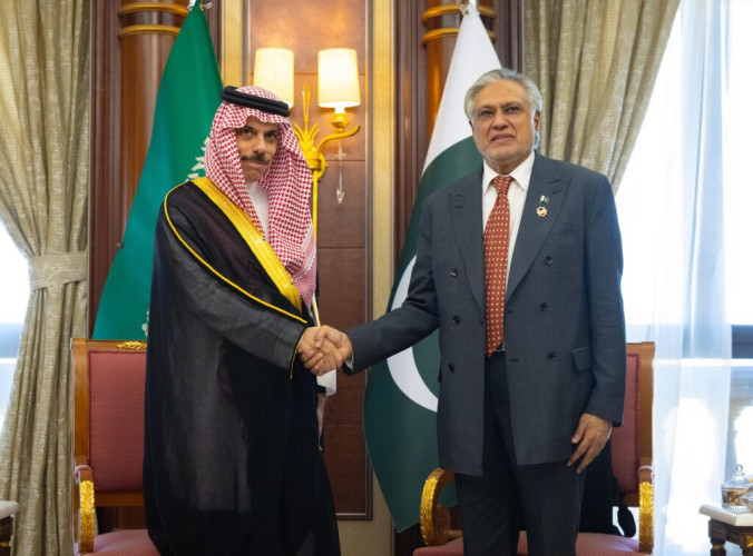 سمو وزير الخارجية يلتقي وزير خارجية باكستان