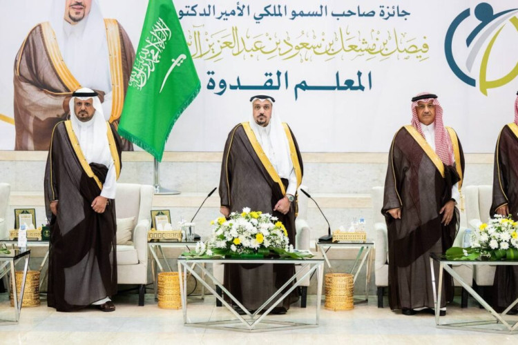 أمير القصيم يكرّم الفائزين بجائزة “المعلم قدوة” في دورتها الثالثة