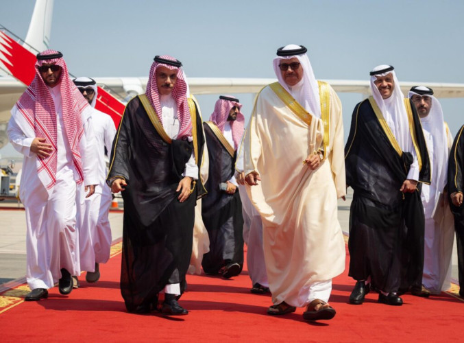 وزير الخارجية يصل إلى البحرين لترؤس اجتماع اللجنة التنفيذية لمجلس التنسيق السعودي البحريني