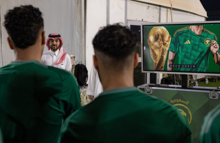 حضور محفّز ودعم متواصل.. وزير الرياضة يتابع مران الأخضر