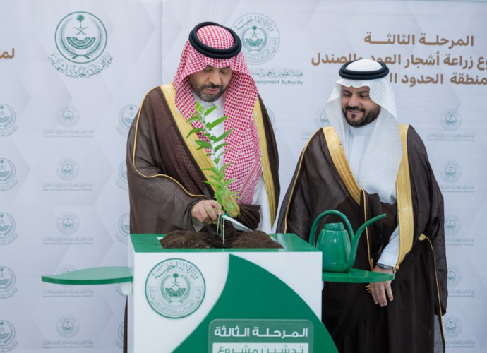 أمير الحدود الشمالية يستقبل الرئيس التنفيذي لهيئة تطوير وتعمير المناطق الجبلية بجازان ويدشّن مبادرة زراعة أشجار العود والصندل