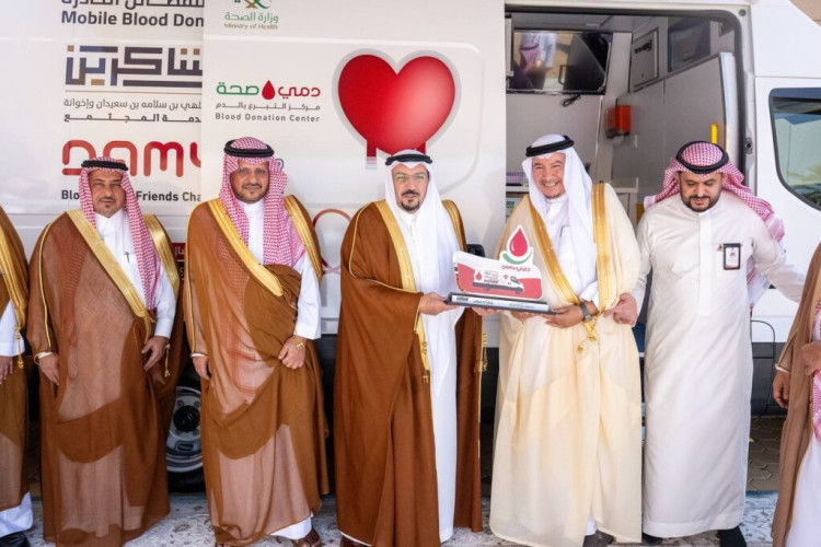 أمير القصيم يُدشِّن عربة التبرع بالدم للفصائل النادرة