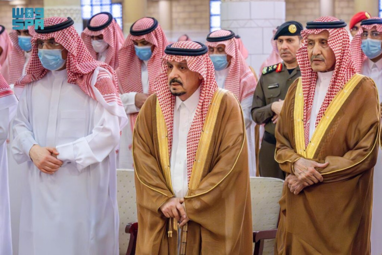 أمير منطقة الرياض يؤدي صلاة الميت على صاحبة السمو الأميرة هيفاء بنت تركي بن محمد بن سعود الكبير آل سعود