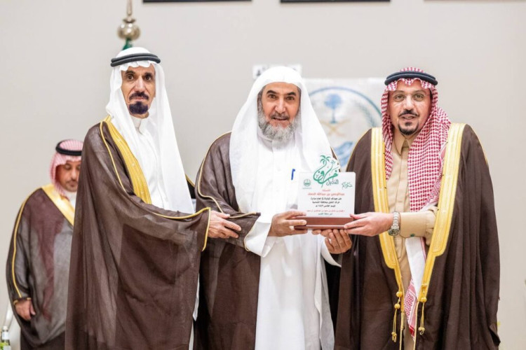 أمير القصيم يُكرّم المشاركين والداعمين لمبادرة “خراف النخيل” بمحافظة الشماسية