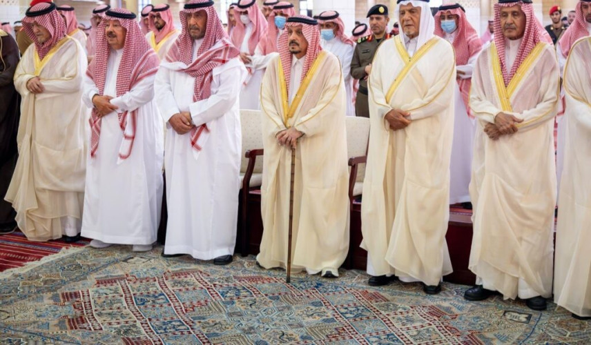 أمير منطقة الرياض يؤدي صلاة الميت على صاحبة السمو الملكي الأميرة نوف بنت سعود بن عبدالعزيز آل سعود