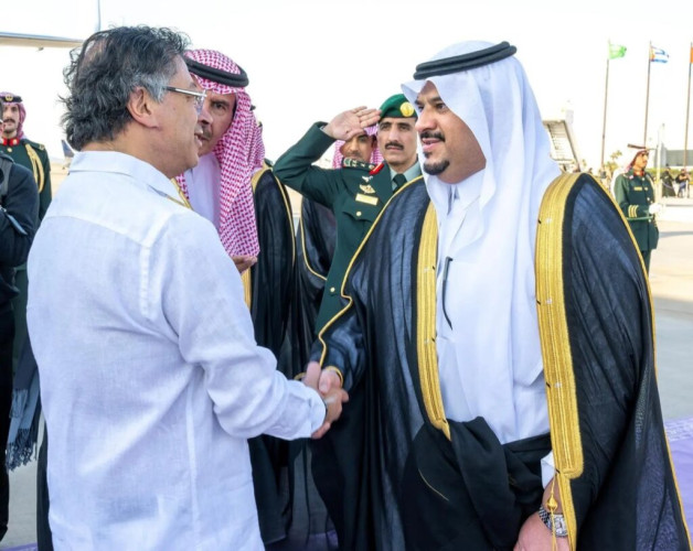 رئيس جمهورية كولومبيا يصل إلى الرياض وفي مقدمة مستقبليه نائب أمير المنطقة