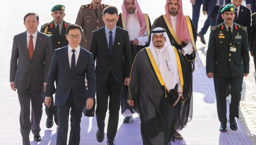 نائب رئيس جمهورية الصين الشعبية يصل إلى الرياض وفي مقدمة مستقبليه نائب أمير المنطقة