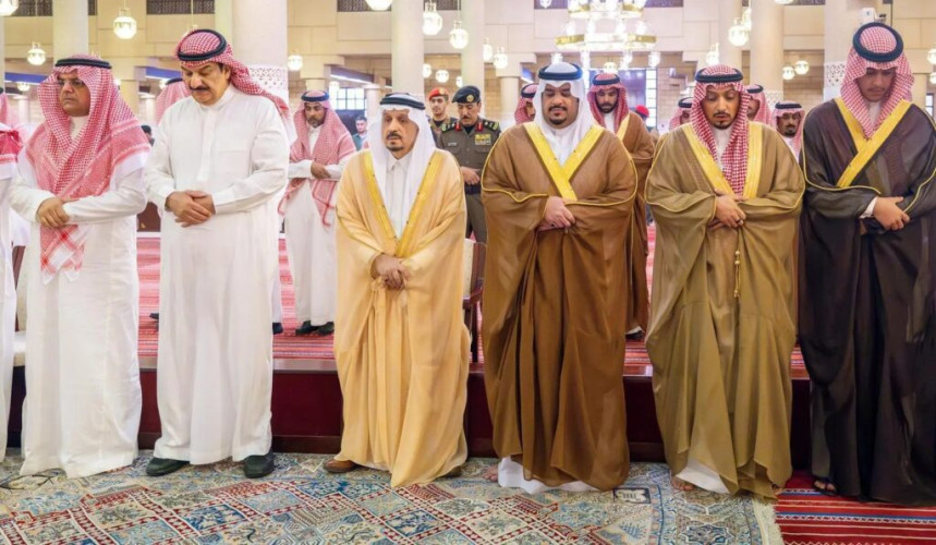 أمير منطقة الرياض يؤدّي صلاة الميت على والدة صاحبة السمو الأميرة مها بنت محمد بن سعد الثاني آل عبدالرحمن آل سعود