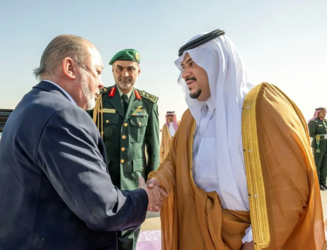 ملك ماليزيا يغادر الرياض وفي مقدمة مودعيه سمو نائب أمير المنطقة