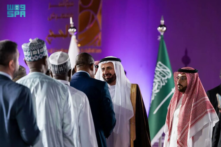 وزير الحج والعمرة يلتقي بأكثر من 100 وزير ومفتي ورئيس مكتب شؤون الحج في العالم الإسلامي ويحثهم على استكمال إجراءات التعاقد قبل 15 رجب