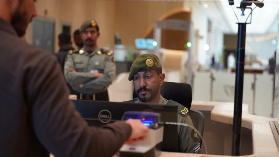 الجوازات تستقبل المسافرين القادمين إلى المملكة عبر مطار البحر الأحمر الدولي