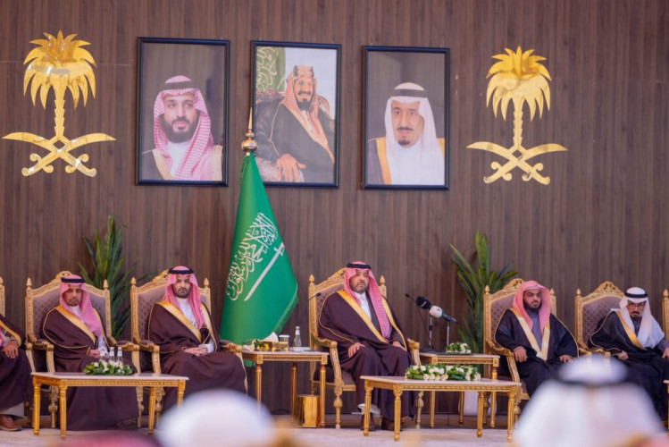 أميرِ الحدود الشمالية يستقبل أهالي محافظة طريف