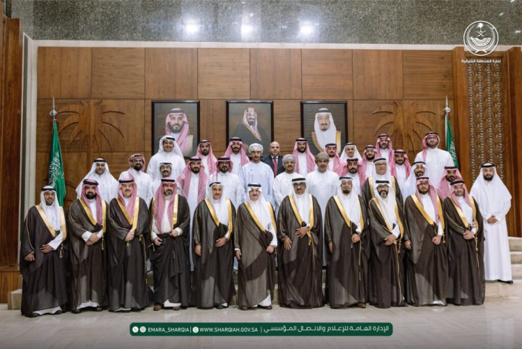 أمير المنطقة الشرقية يستقبل منسوبي هيئة الربط الكهربائي الخليجي ويؤكد حرص القيادة على دعم استدامة قطاع الطاقة