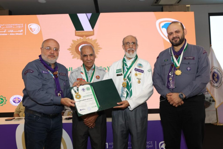 الكشفية العربية تُقلّد الدكتور علي الحفاشي قلادة الكشاف العربي