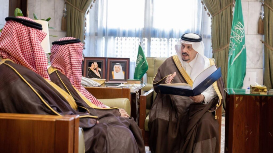 أمير منطقة الرياض يطَّلع على التقرير السنوي لأعمال الغرفة التجارية بالرياض
