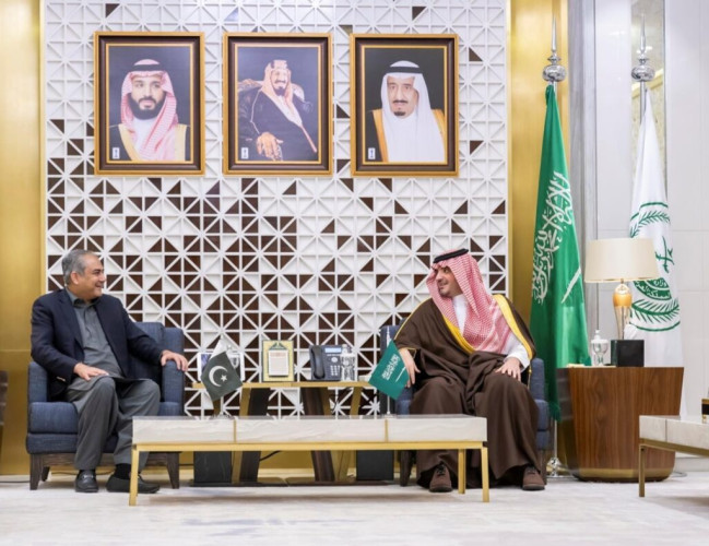 الأمير عبدالعزيز بن سعود يستقبل وزير الداخلية وزير مكافحة المخدرات بجمهورية باكستان الإسلامية